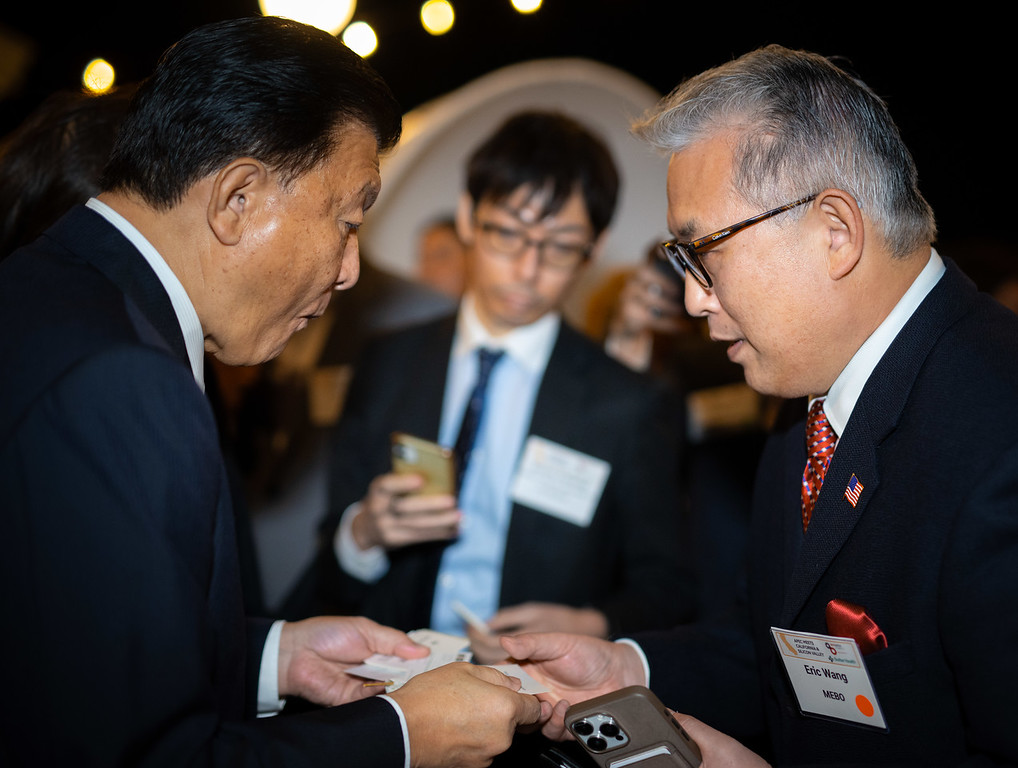 副总裁Eric Wang代表GA黄金甲集团欢迎了日本経済再生担任大臣